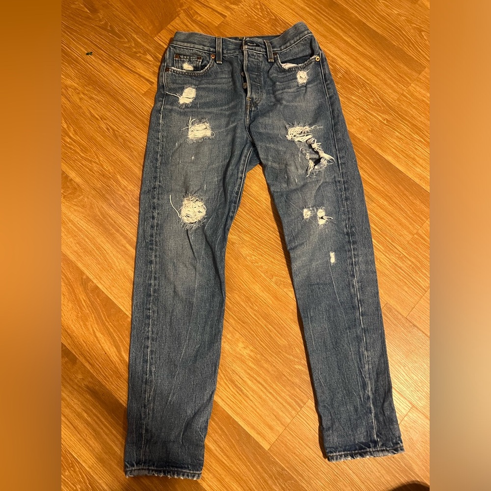 Woman’s high waist Levi jeans,button close size 26
